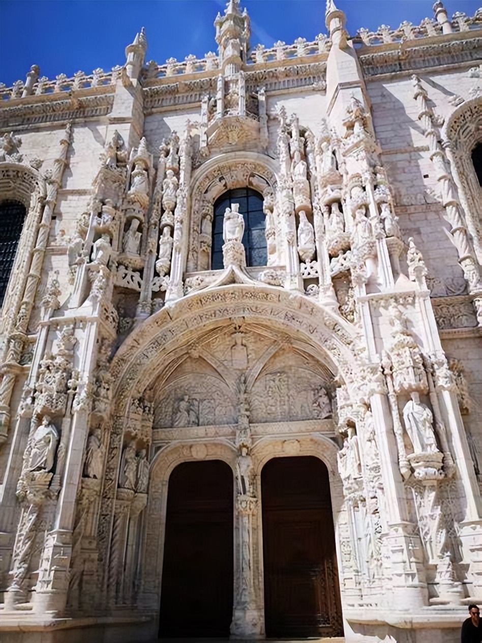 罗马建筑的风格和特色是什么,罗马式建筑的主要特征是雕饰