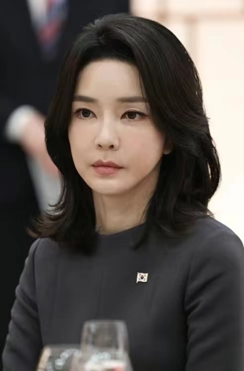 韩国第一夫人的时尚风格,韩国第一美夫人的红衣服