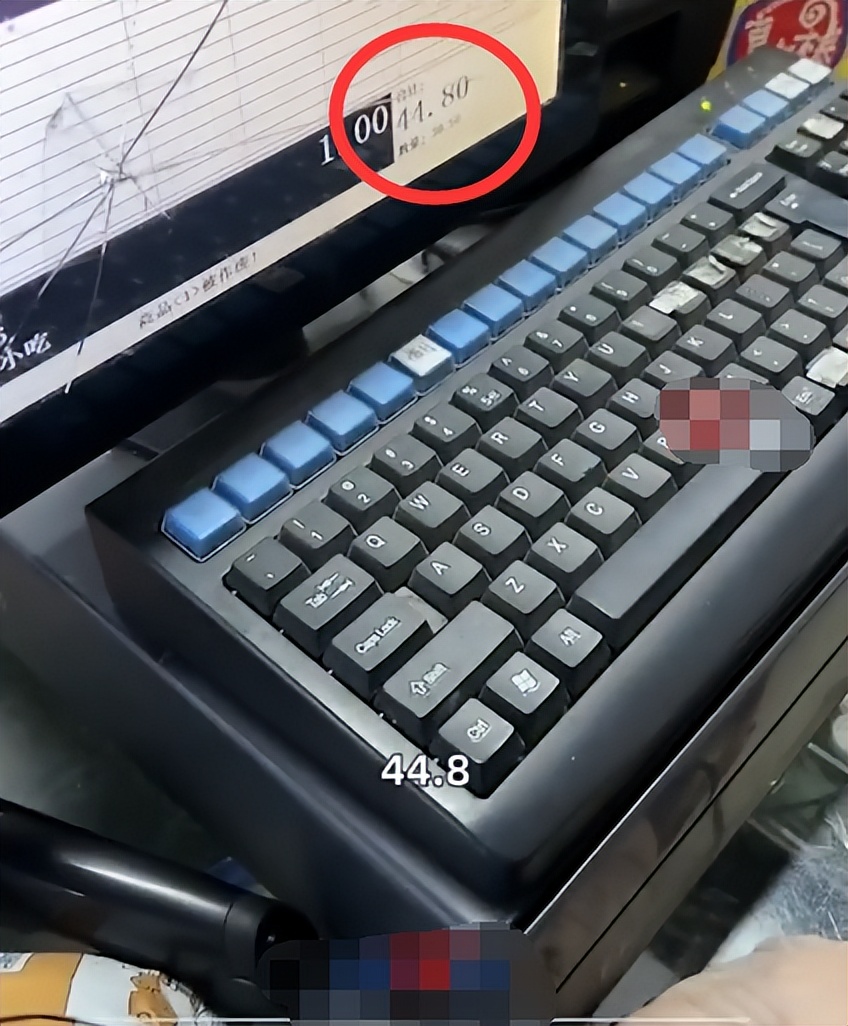 超市买42元的东西收费49元，收银员算三次三个价格，真的太离谱了