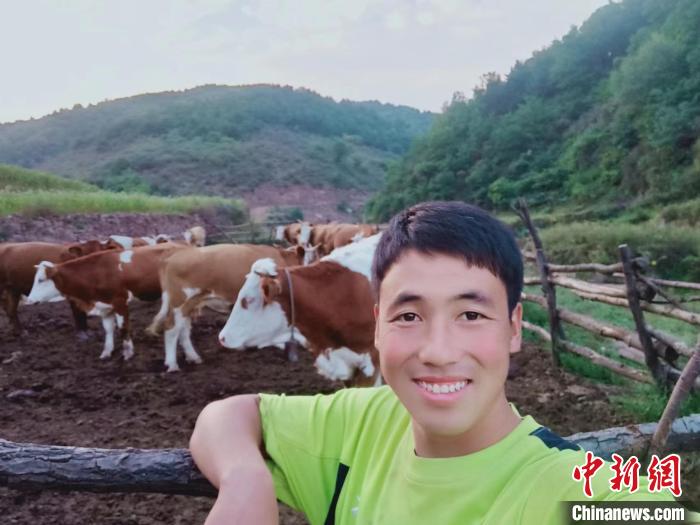 90后小夫妻养牛赚1200万,90后返乡种地年入百万