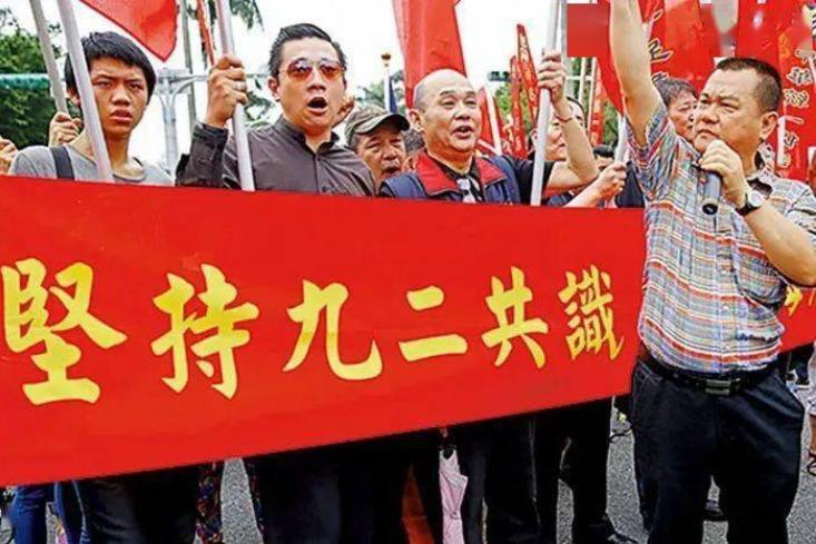 6月3日消息：美军机抵近山东舰，歼16没给歼15机会，与美机拼*刀刺**