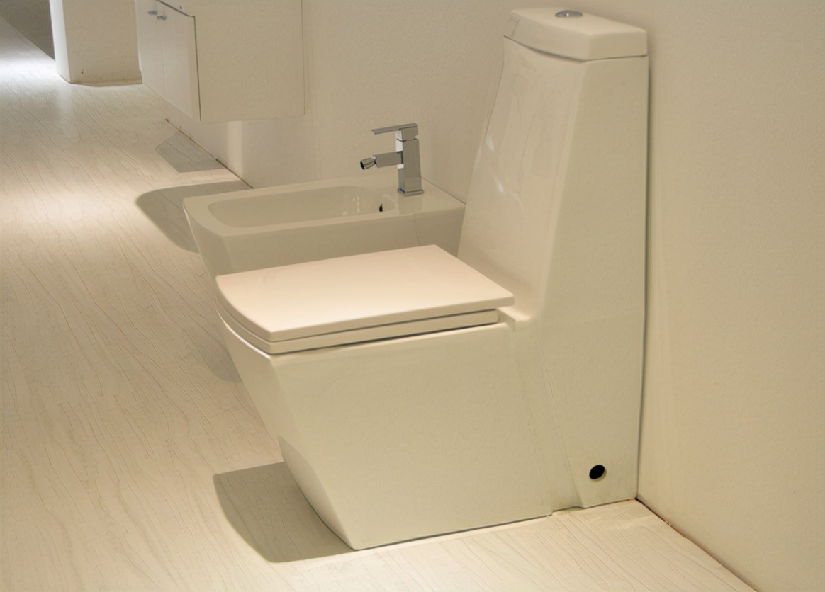 为什么美国马桶盖有缺口,美国马桶为什么有一个孔