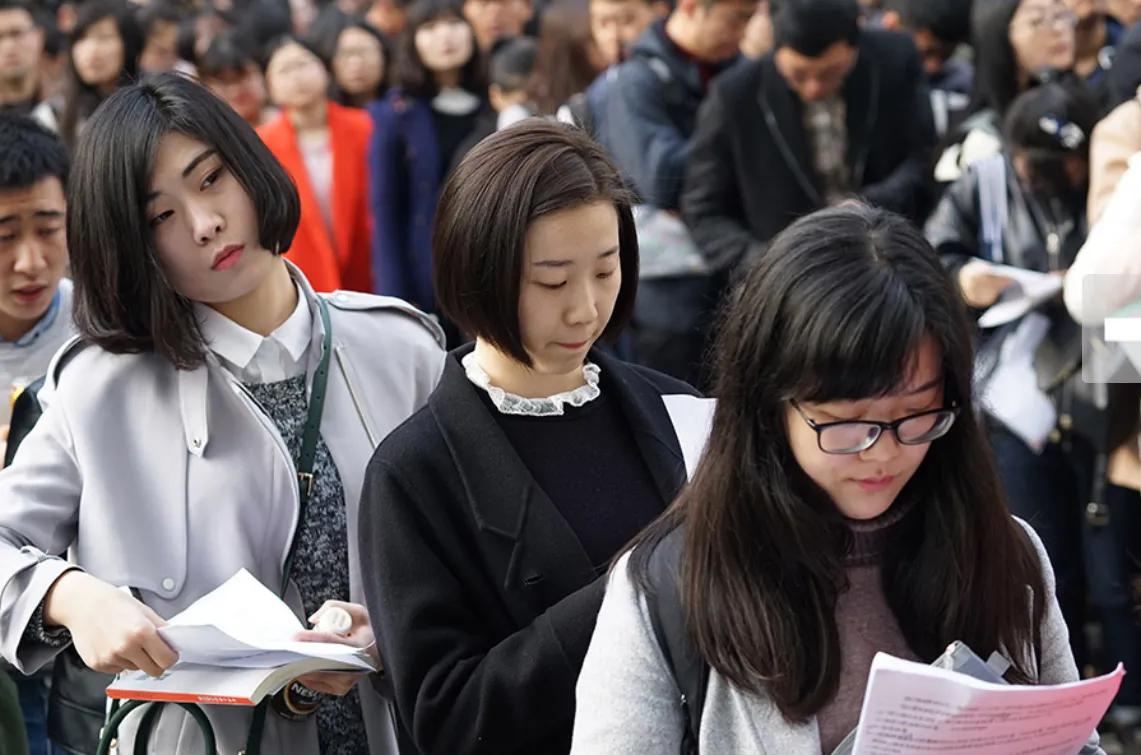 公务员进入体制跟想象的不一样,进体制内就是铁饭碗了吗