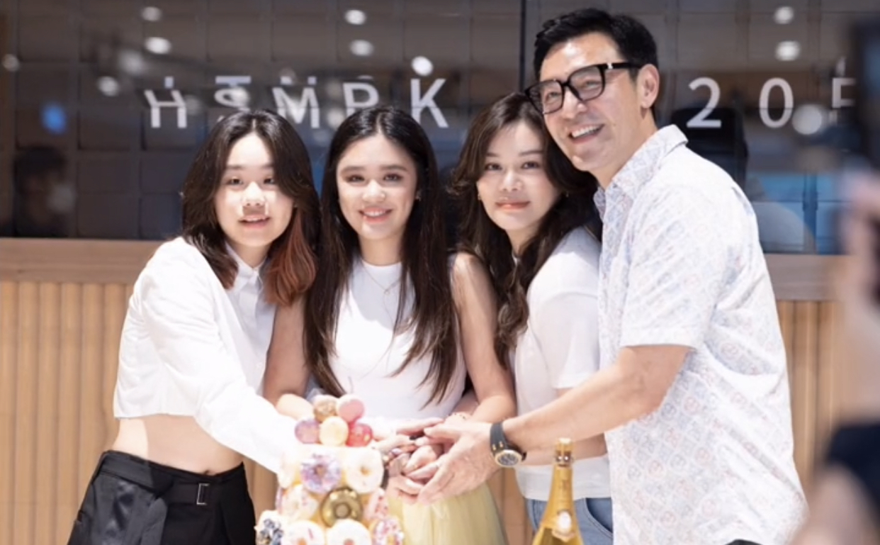 钟镇涛22岁女儿为继母庆祝,钟镇涛71岁大寿视频