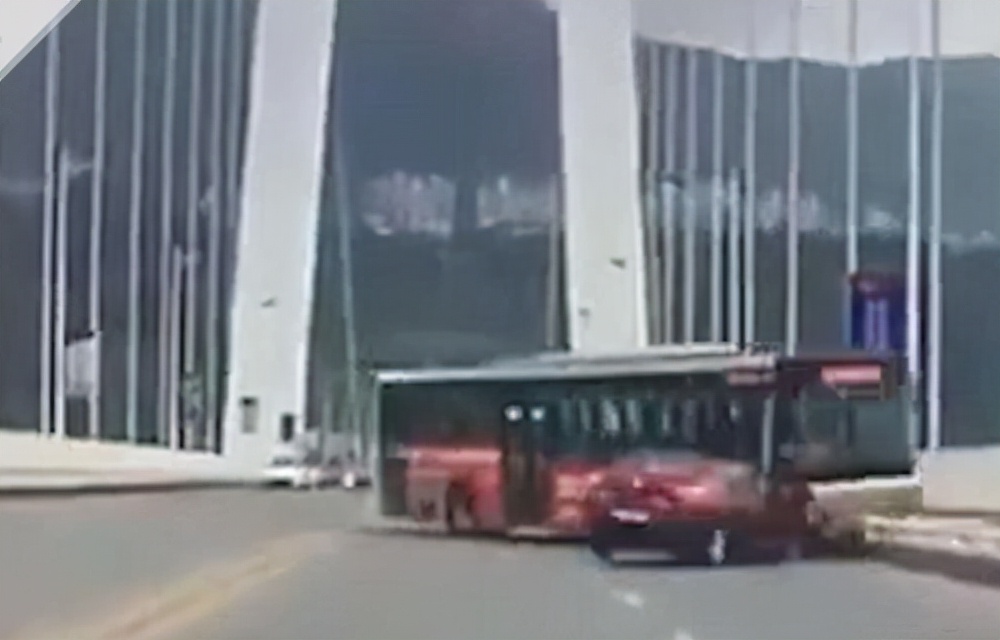 公交车坠江事件司机怎么样了,调查公交车坠江事件背后的思考