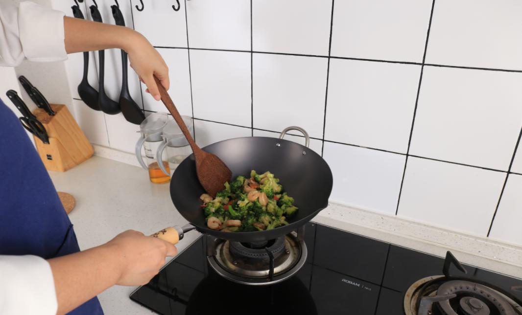 为什么人们都要用铁锅,是生铁锅好还是熟铁锅好用