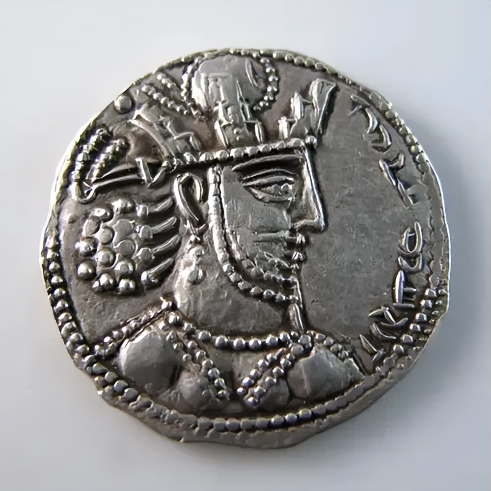 世界在位时间最长的君主排行，康熙只排13名，最长的在位72年