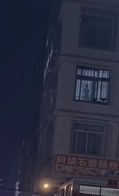 “无意中在女同事车上发现的，这是用来干嘛的？”网友们内涵了