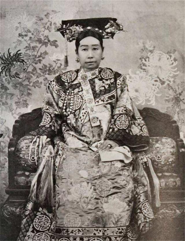 男子跋涉千里挖出6吨重夜明珠,男子挖出直径一米的夜明珠