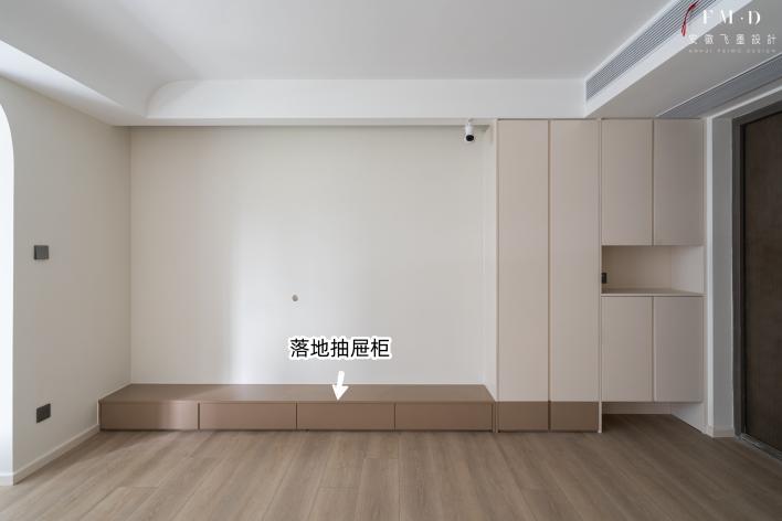 客厅靠墙做一排柜子,进门做一排矮柜子好看吗