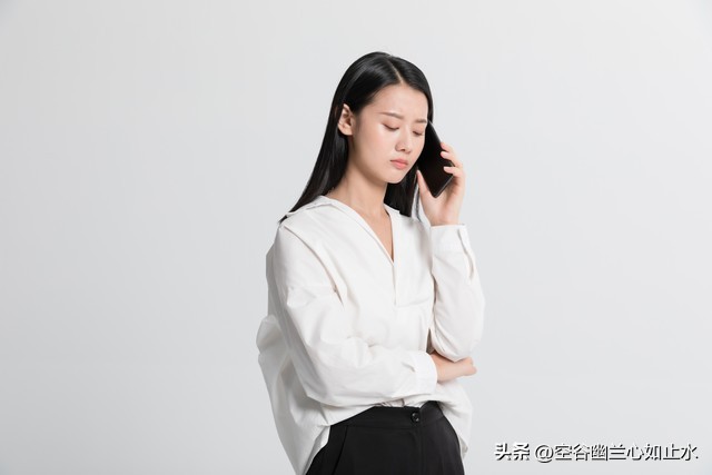 在迷茫的黑夜里指引我们前行,我们要在黑暗中不慌不忙的坚强