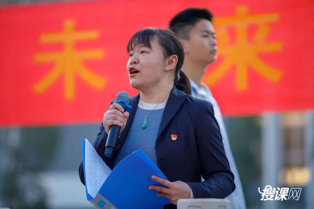 3000多名师生传递国旗为祖国庆生,开学典礼百人传旗