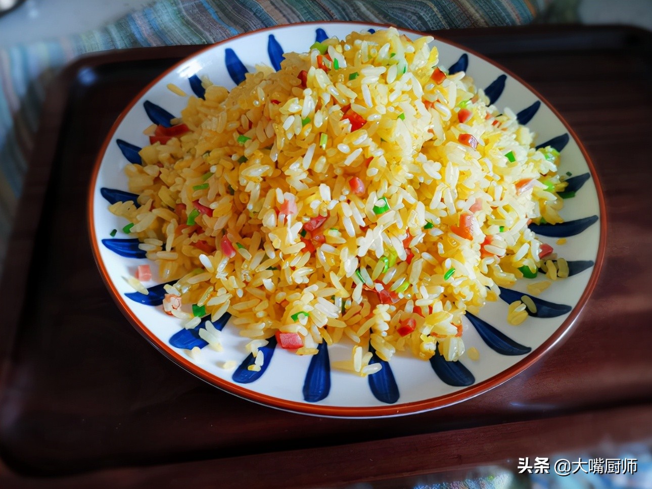 做蛋炒饭是先倒油还是先开火,做蛋炒饭要不要先把饭炒熟