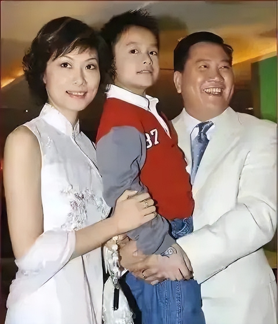 万梓良前妻恬妞与恬妮关系,恬妮和万梓良生有孩子吗