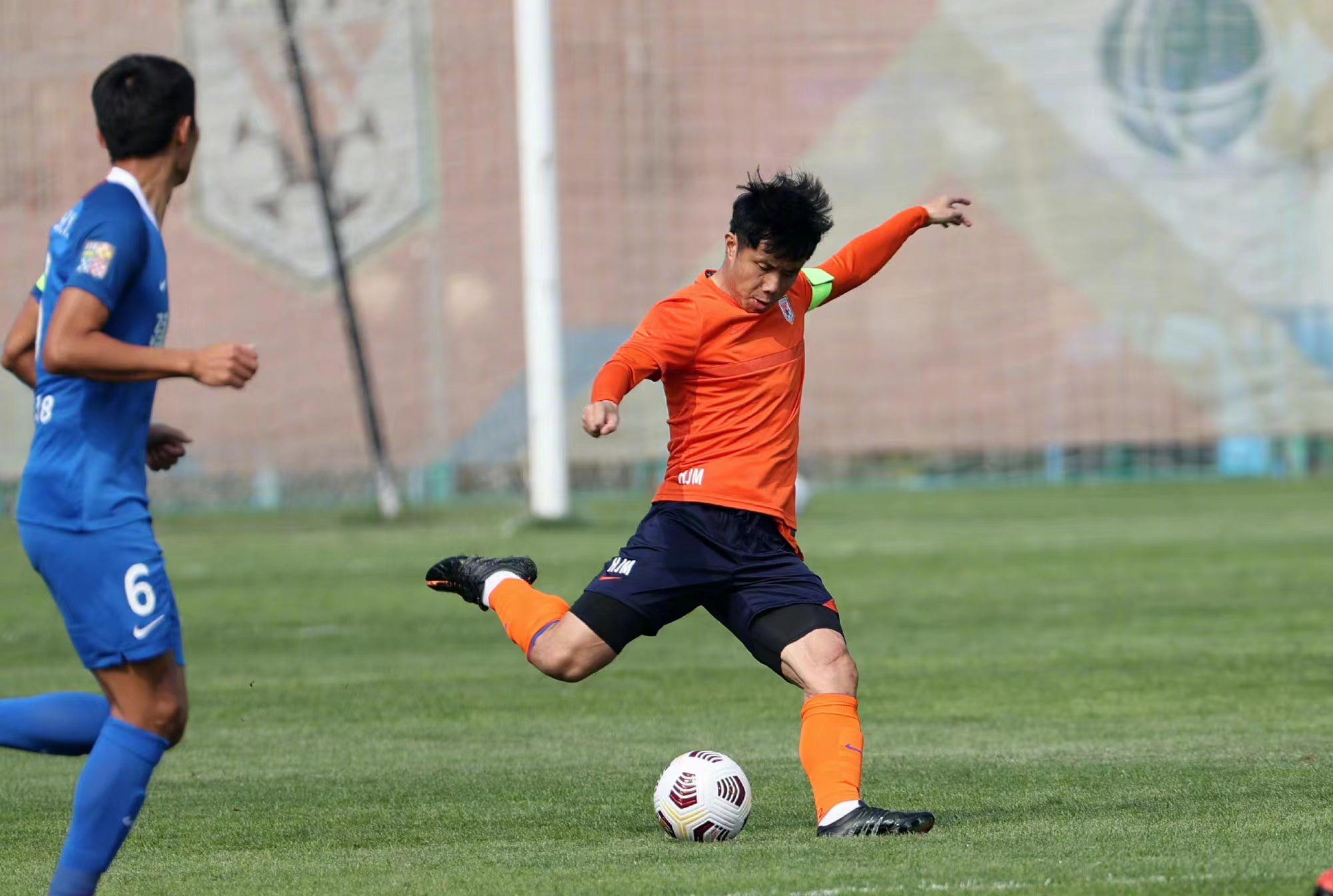 时隔一年，蒿俊闵晒定妆照，上次是他告别鲁能：唯有足球不可辜负