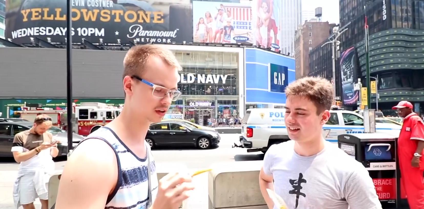 在美国街头第一次吃中国辣条,美国小伙第一次吃中国辣条