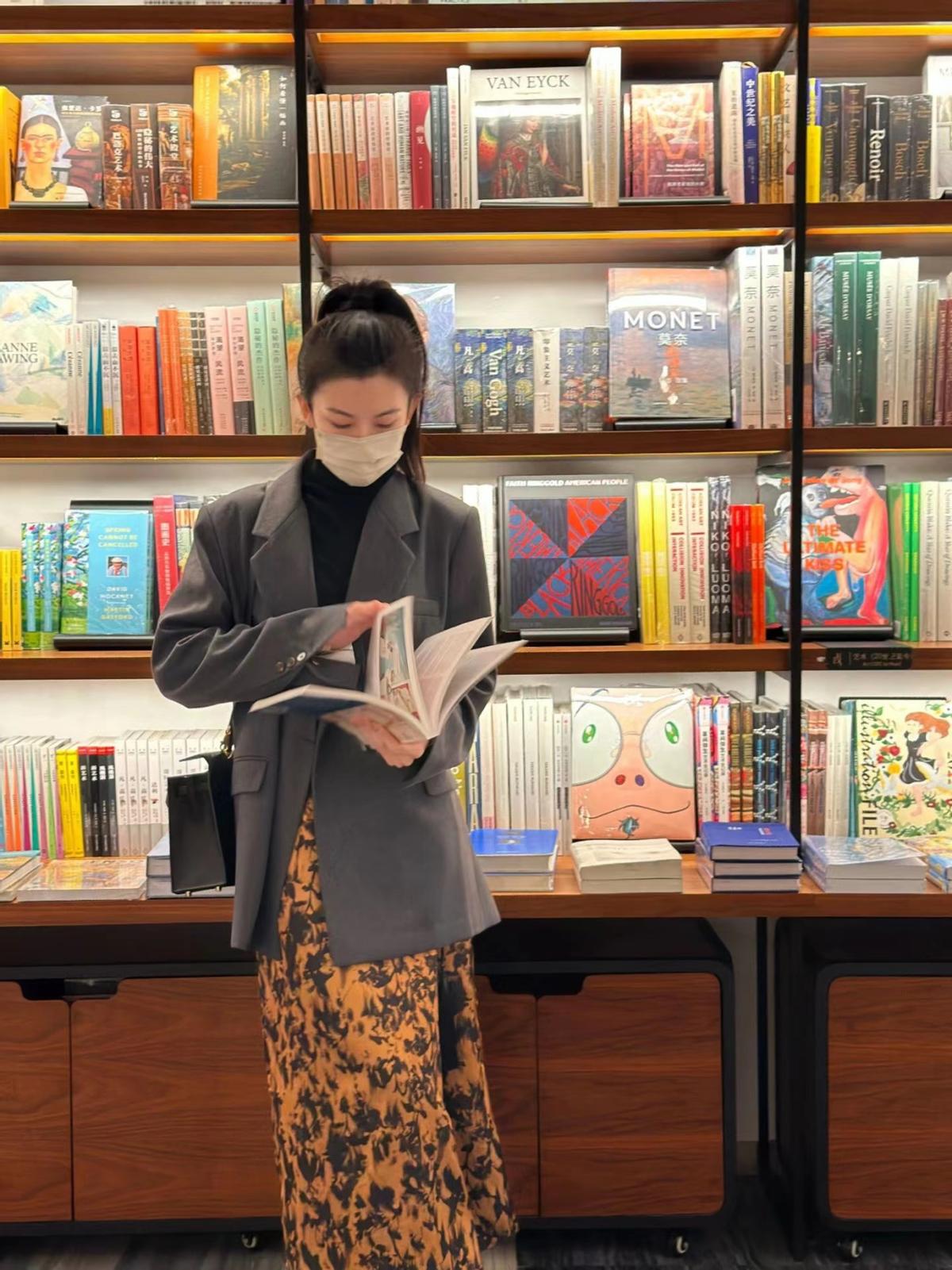 西装半身裙怎么穿显年轻活力,西装半身裙怎么穿更好看