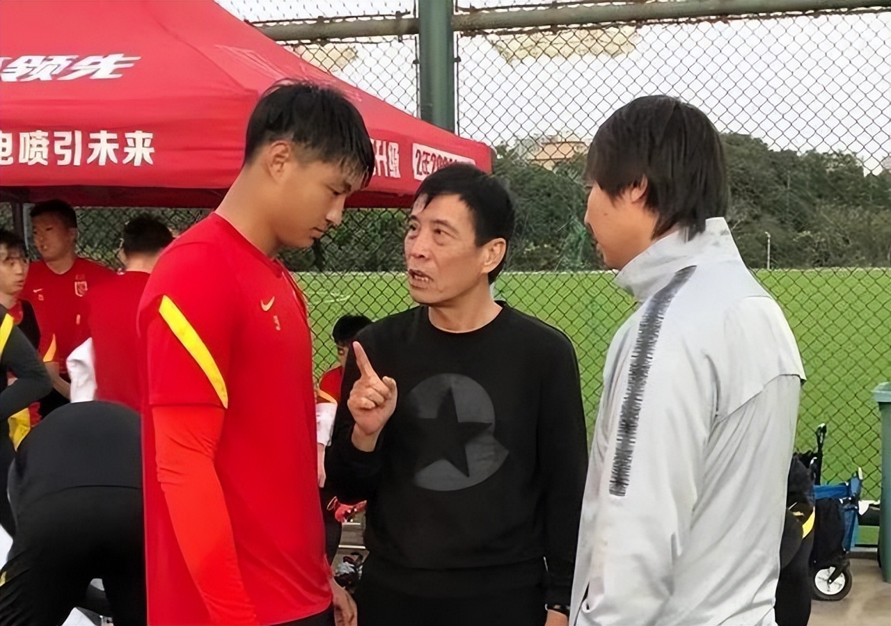 陈戌源足球水平曝光，假动作过人+门前两米单刀不进，门将不懂事