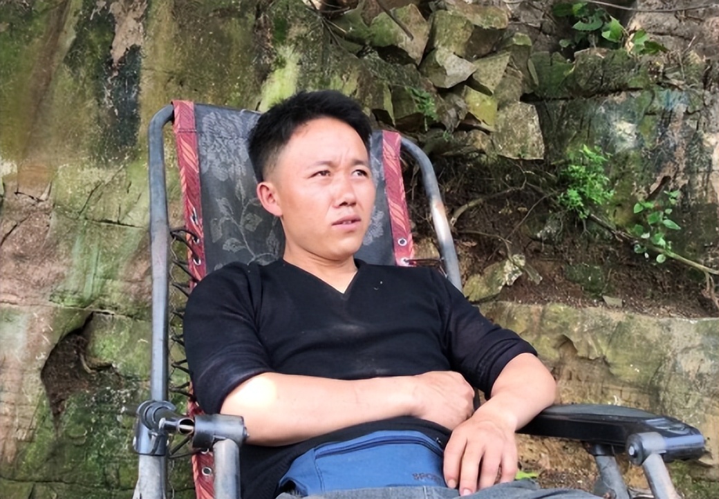 贵州一户人在悬崖上养羊,贵州蜗居13年在山上养羊