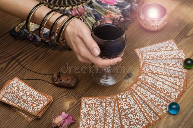 谁说挣钱难？看人家多挣钱，扫树叶一样