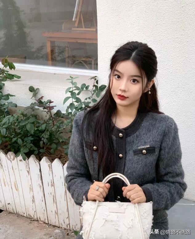 扎丸子头又好看又简单中长发,丸子头扎发简单减龄