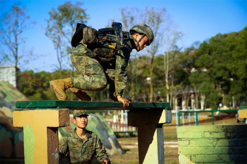 战味十足铁血男儿勇争排头兵,战味十足直击新兵训练现场