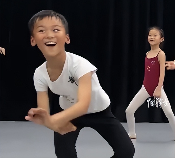 南航致歉滞留旅客全视频,南航为乘客被骂致歉直播