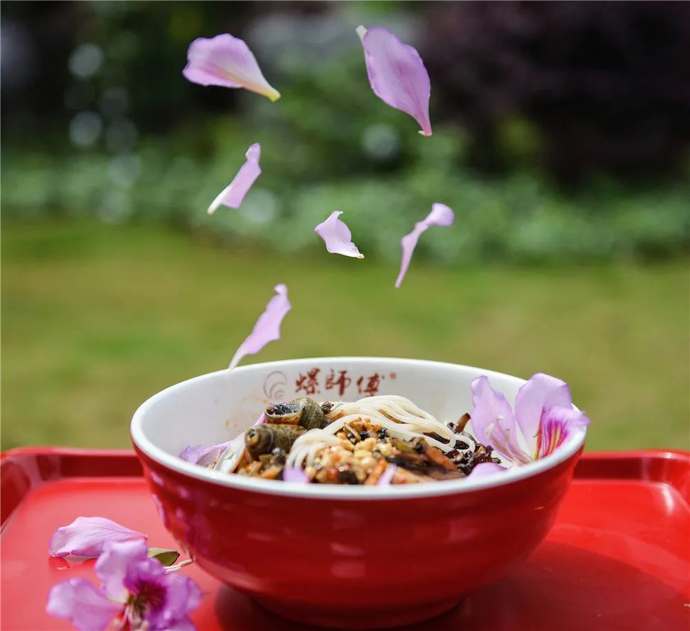 春天，我想到一座城，吃粉粉，看粉粉