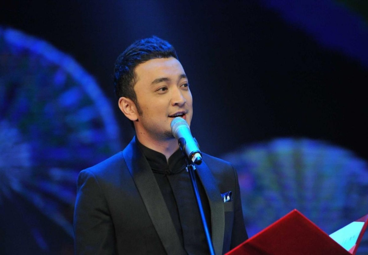 尼格买提隐婚多年的娇妻终于曝光,尼格买提与金发美女谈恋爱