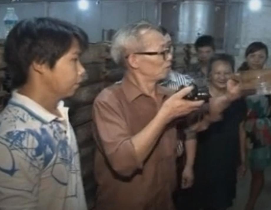 农村老汉把毒蛇养得像亲儿子一样,江西六旬老汉养毒蛇