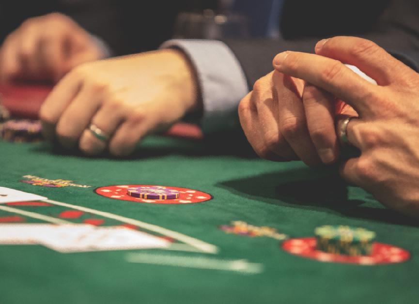 “惨遭吸血”刘德华：身价百亿却让姐姐住贫民窟，她到底做了什么