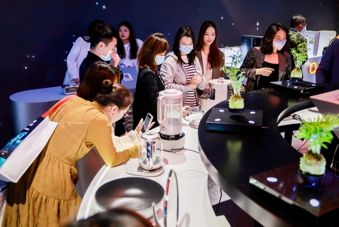 豆浆机=九阳，今天的九阳不止有豆浆机，九阳“太空科技”惊艳AWE