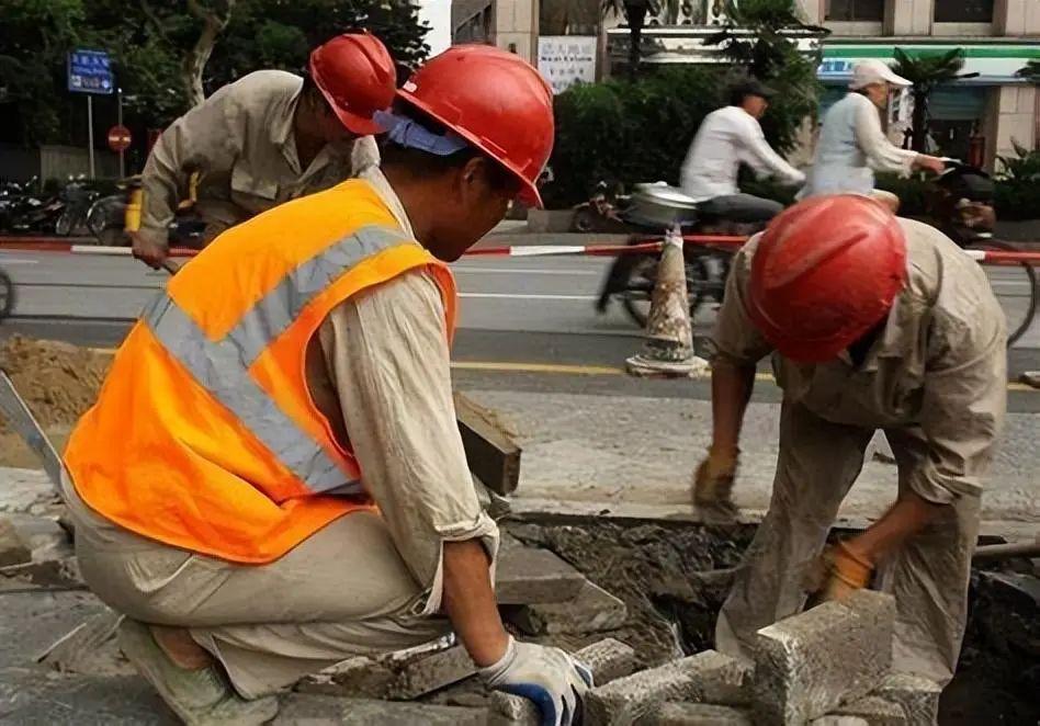 农民工买车买房真的很有钱吗,公务员和农民工哪个容易买房