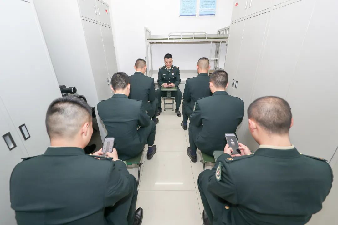 解放军清明缅怀红军先烈活动,清明祭奠革命先烈解放军鸣枪