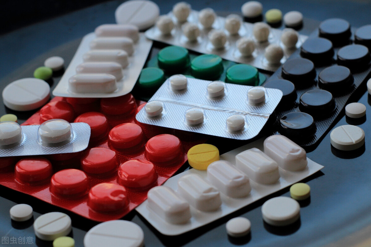 狗狗一直哼唧呕吐吐黄黄的液体,狗狗呕吐黄色粘稠液体吃什么药