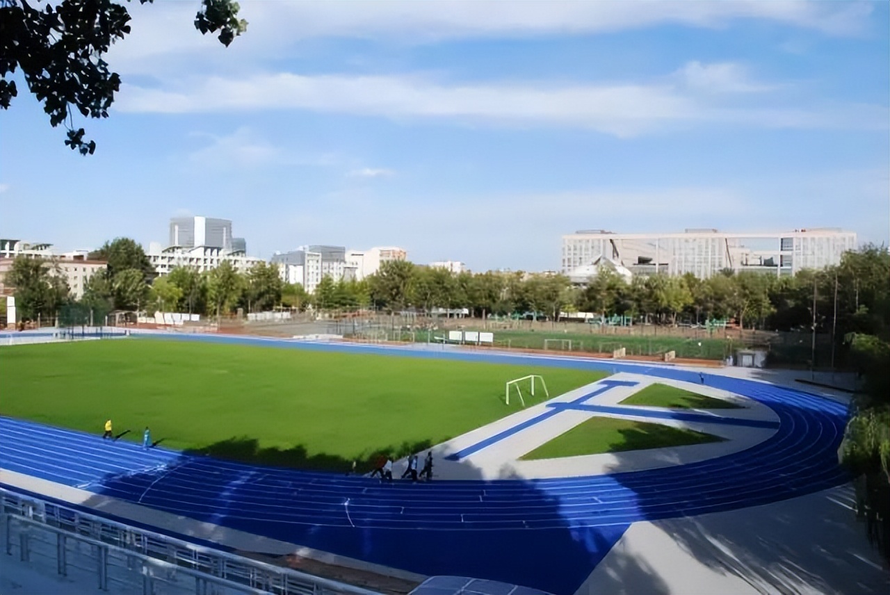 蓝色塑胶和红色跑道的区别,操场跑道红色的是什么