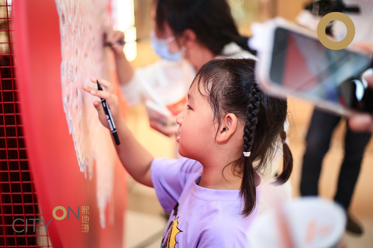 “熙”望长安·锦绣中华熙地港唱响华诞打造巨型*旗国**献礼国庆满眼尽是中国红