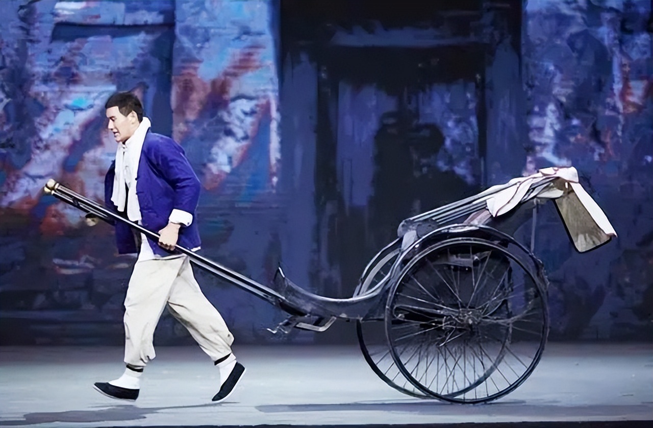 老舍笔下的骆驼祥子进行分析对比,老舍在骆驼祥子中描写的京味儿