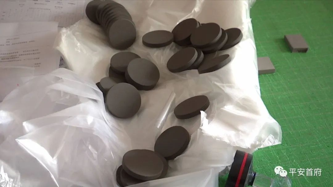 “家族式”制贩*证假**假章伪造的国家机关及企业事业单位印章三百余枚一家人全被抓