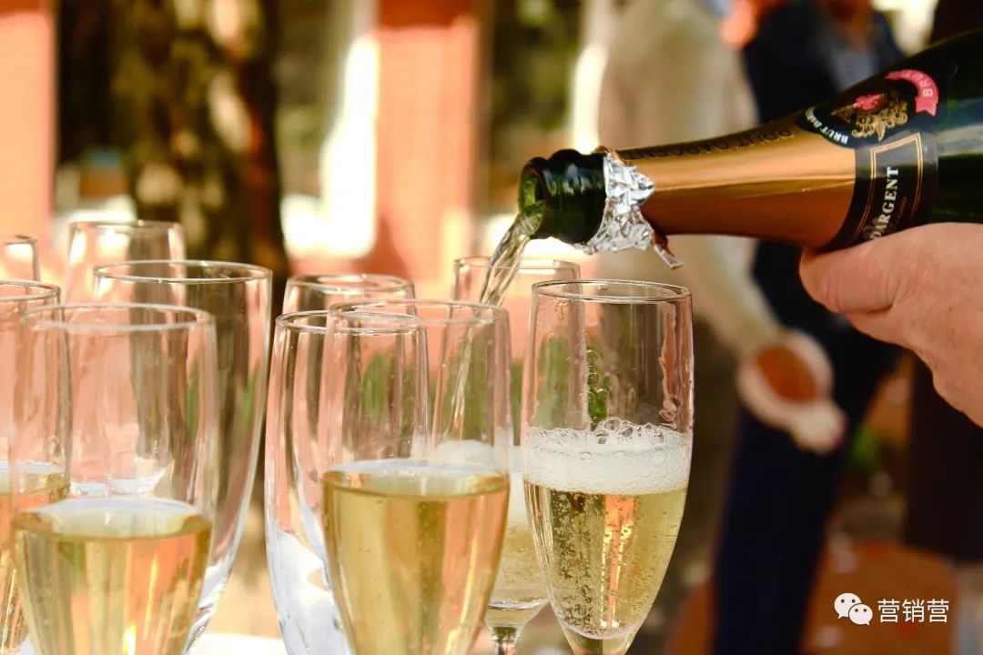 护肤品慢动作广告 (当年苹果相机慢动作广告)