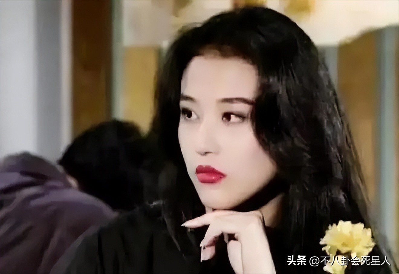 52岁周海媚近照穿粉红上衣,52岁周海媚精修图身材纤细