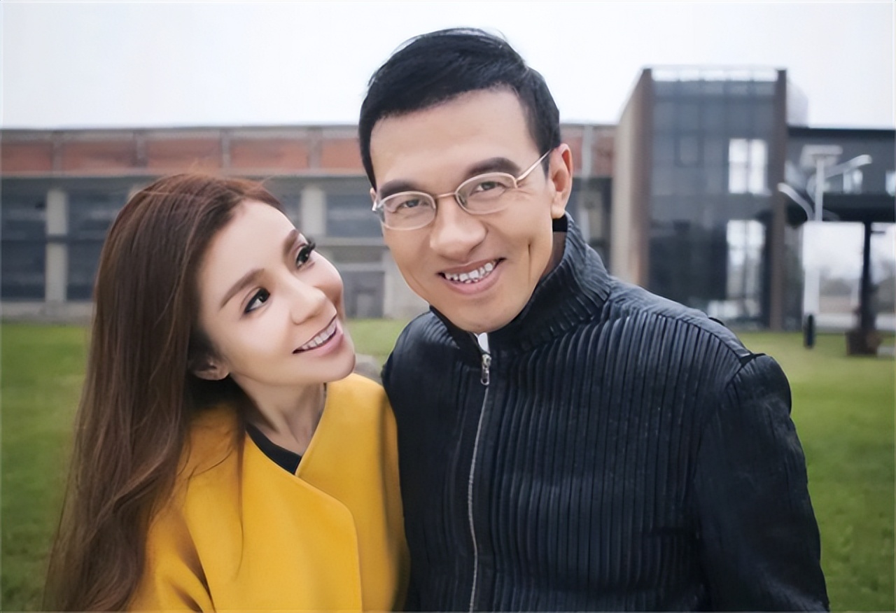 央视名嘴娶了“央广同事”，如今恩爱19年，一家三口生活幸福