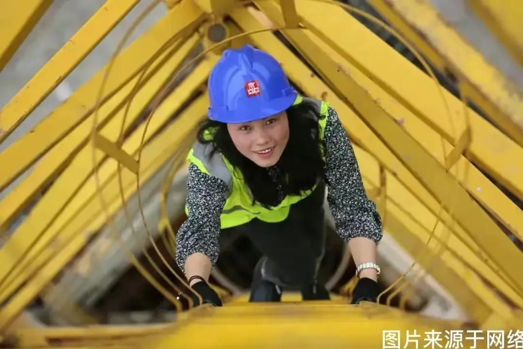 穿露背衣服里面应该穿什么,我想怎么穿就怎么穿