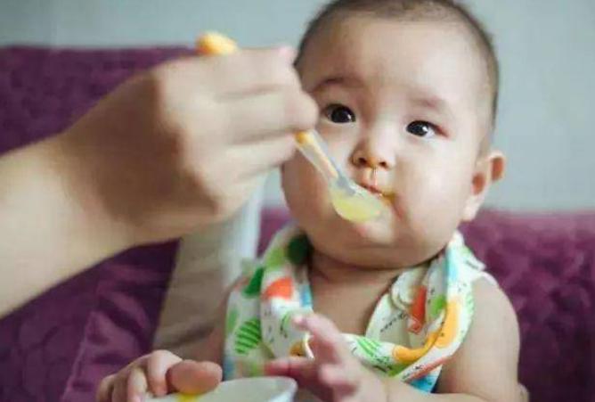 八个月宝宝辅食怎样添加米粉,宝宝八个月添加奶粉不吃怎么办
