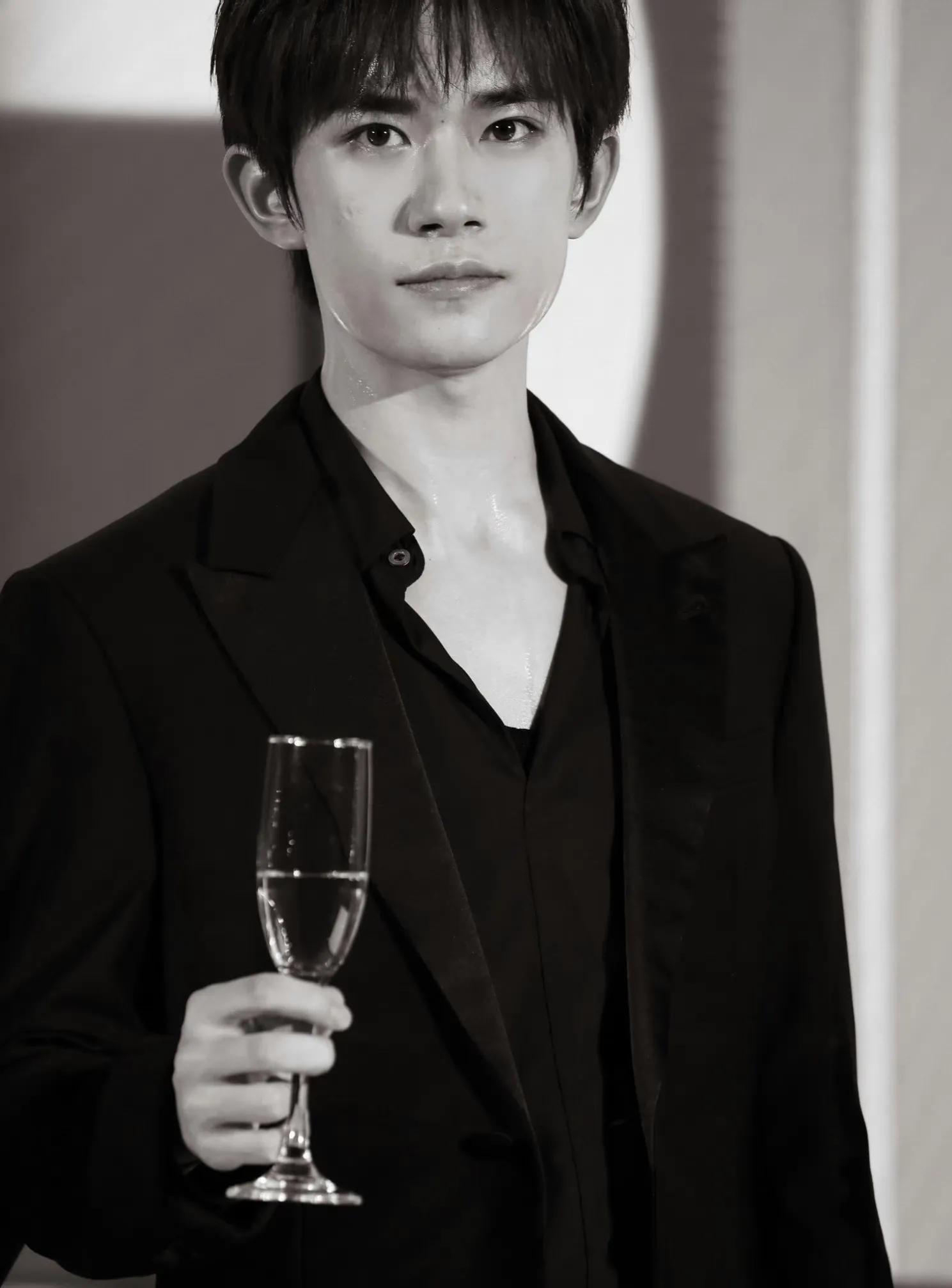 易烊千玺压轴出席阿玛尼活动,易烊千玺出席阿玛尼