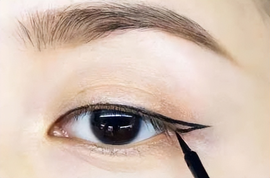 眼线怎样画才好看图解,肿眼泡怎么画眼线好看