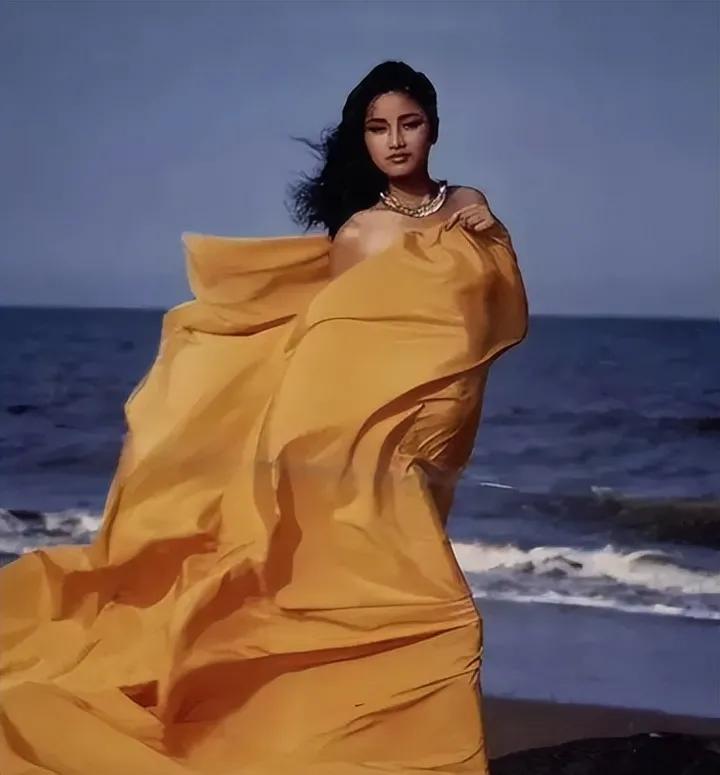 年轻时的瞿颖又飒又漂亮,52岁的瞿颖走秀惊艳全场美丽酷飒