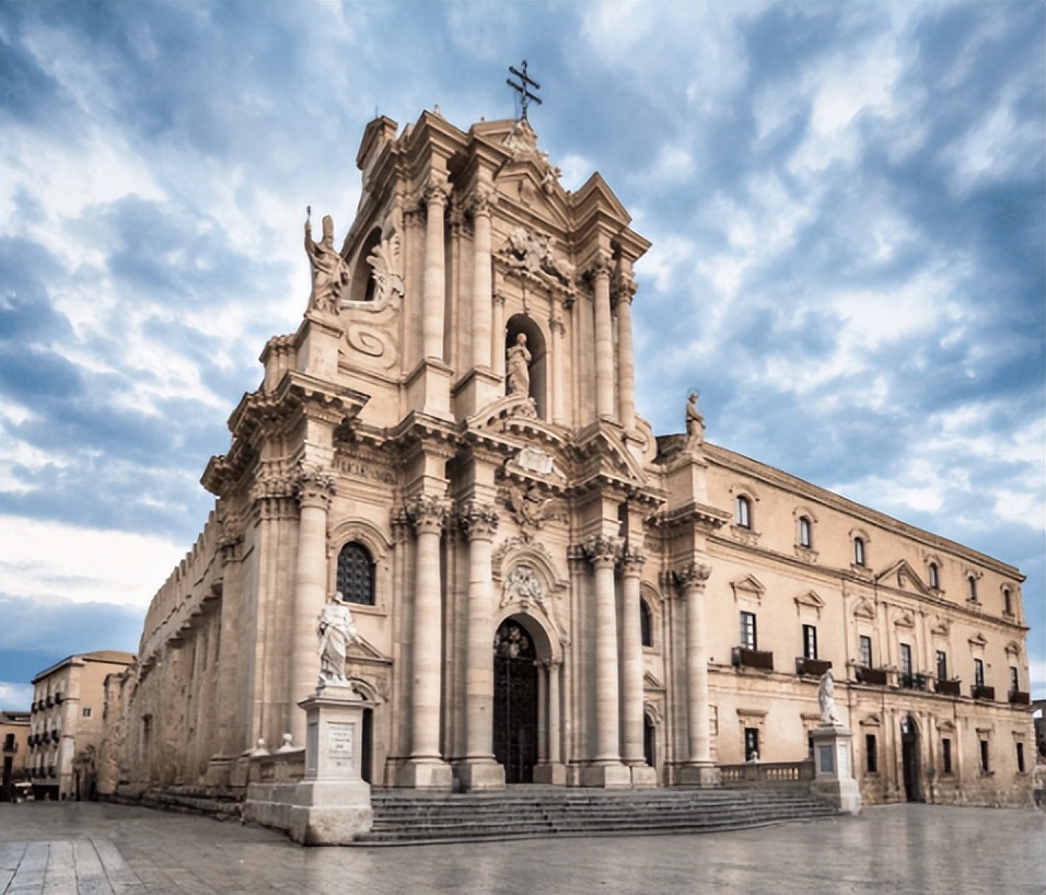 圣卡罗教堂以四座喷泉而闻名，承载着文艺复兴时期的宗教背景