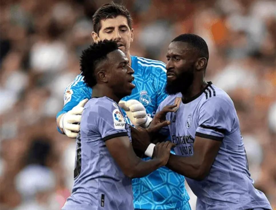 中国足协处理失误判罚引发争议,西班牙足协开除洛佩特吉