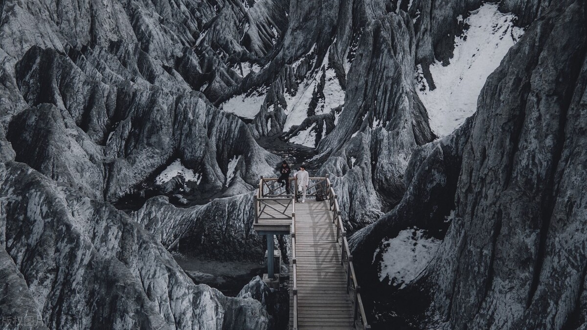 他说话的时候一只手在梅小萍的屁股上轻佻地拍了一下